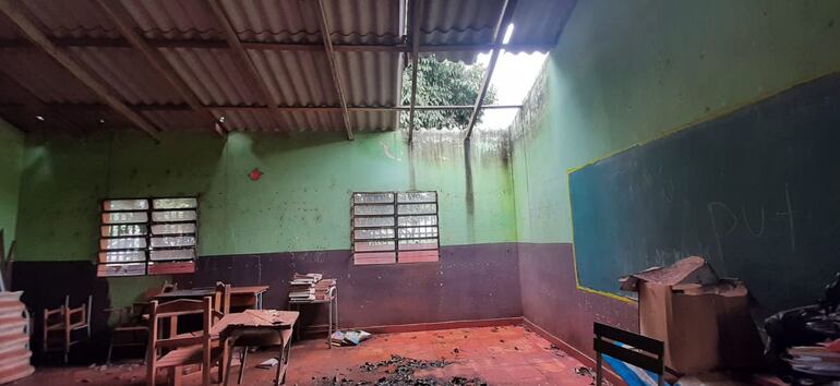 Una de las aulas que fue destechada a raíz de un temporal en el año 2019 en Villarrica, Guairá. Desde entonces nunca fue reparada.