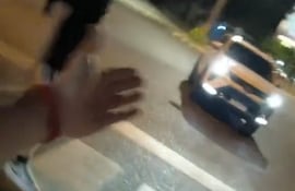 Momento en el que el joven alemán muestra como un vehículo frena justo cuando va pasando por la cebra peatonal.