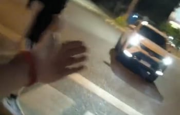 Momento en el que el joven alemán muestra como un vehículo frena justo cuando va pasando por la cebra peatonal.