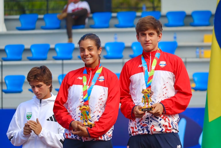 Catalina Delmás y Álvaro Frutos con la presea de bronce para el tenis del Team Paraguay.