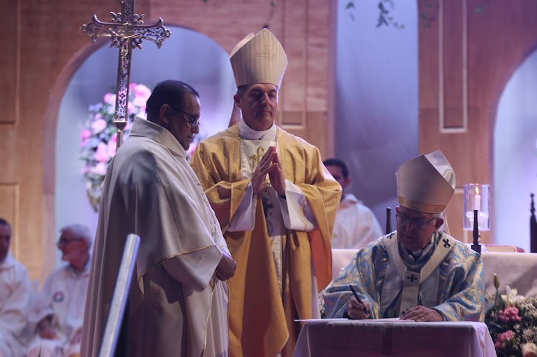 El arzobispo de la Arquidiócesis de la Santísima Asunción, cardenal Abalberto Martínez Flores, y el nuevo vicario episcopal territorial Mons. Gabriel Narcízo Escobar Ayala rubrican el nombramiento y erección del nuevo vicariato de la Zona Norte de la Arquidiócesis de la Santísima Asunción.