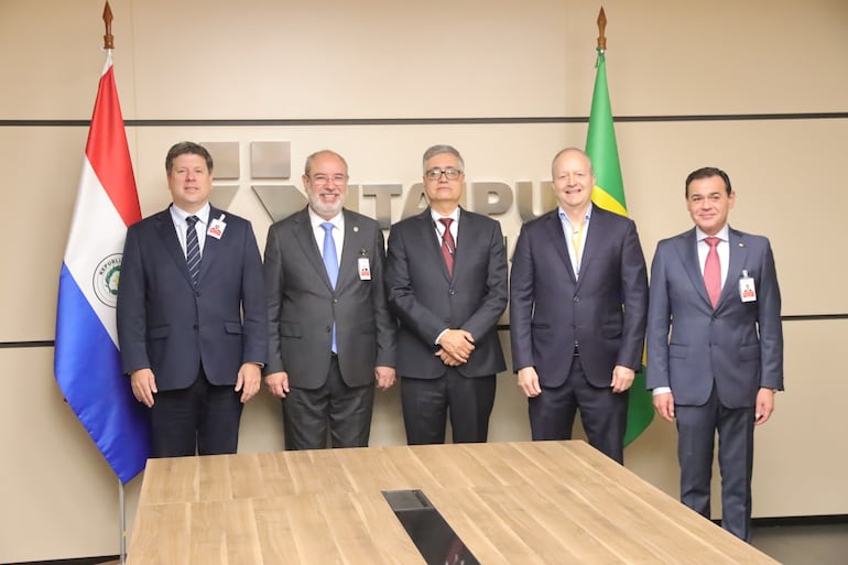 Los consejeros paraguayos de Itaipú presentes en el acto de posesión de cargo de Miguel Báez, junto al director general de la binacional.