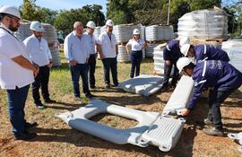 Revisan  los flotadores que sostendrán los paneles solares en el embalse.