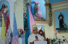 Monseñor Gabriel Escobar, en la catedral de Fuerte Olimpo