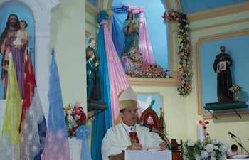 Monseñor Gabriel Escobar, en la catedral de Fuerte Olimpo