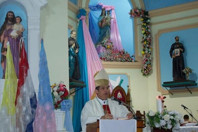 Monseñor Gabriel Escobar, en la catedral de Fuerte Olimpo