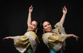 El dúo de cantantes filipinas The Nightingales.