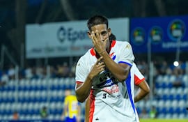 Hugo Adrián Benítez, futbolista de Nacional, celebra un gol en el partido frente a Sportivo Luqueño por la segunda fecha del torneo Apertura 2026 de la Primera División de Paraguay en el estadio Luis Salinas, en Itauguá, Paraguay.