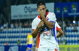 Hugo Adrián Benítez, futbolista de Nacional, celebra un gol en el partido frente a Sportivo Luqueño por la segunda fecha del torneo Apertura 2026 de la Primera División de Paraguay en el estadio Luis Salinas, en Itauguá, Paraguay.