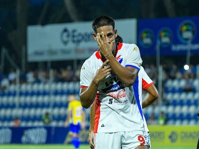 Hugo Adrián Benítez, futbolista de Nacional, celebra un gol en el partido frente a Sportivo Luqueño por la segunda fecha del torneo Apertura 2026 de la Primera División de Paraguay en el estadio Luis Salinas, en Itauguá, Paraguay.