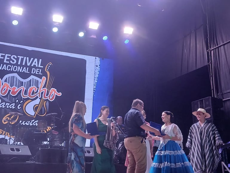 La Municipalidad de Piribebuy distinguió a Arol Giménez y Gilda Orrego en reconocimiento a su trayectoria y al aporte que realizan al arte y la cultura del país.