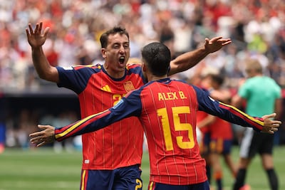 Mikel Oyarzabal abre los brazos en el festejo del primero de sus goles con Alex Baena, en la victoria de España contra Austria.