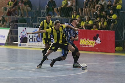 Atenas se impuso en el duelo de vecinos a Fomento, el sábado, en cancha de Barrio Obrero.