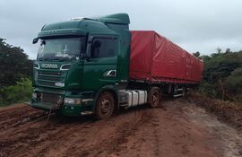 Un camión de gran porte cargado con 30 mil kilos de banana que quedó varado por el mal estado de la ruta PY 21 hace un par de semanas.