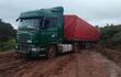 Un camión de gran porte cargado con 30 mil kilos de banana que quedó varado por el mal estado de la ruta PY 21 hace un par de semanas.