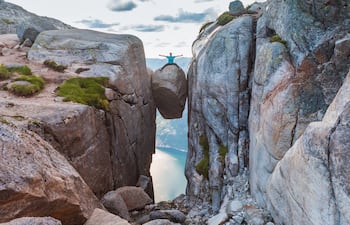 Turista posa en Kjeragbolten, Noruega.