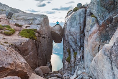 Turista posa en Kjeragbolten, Noruega.