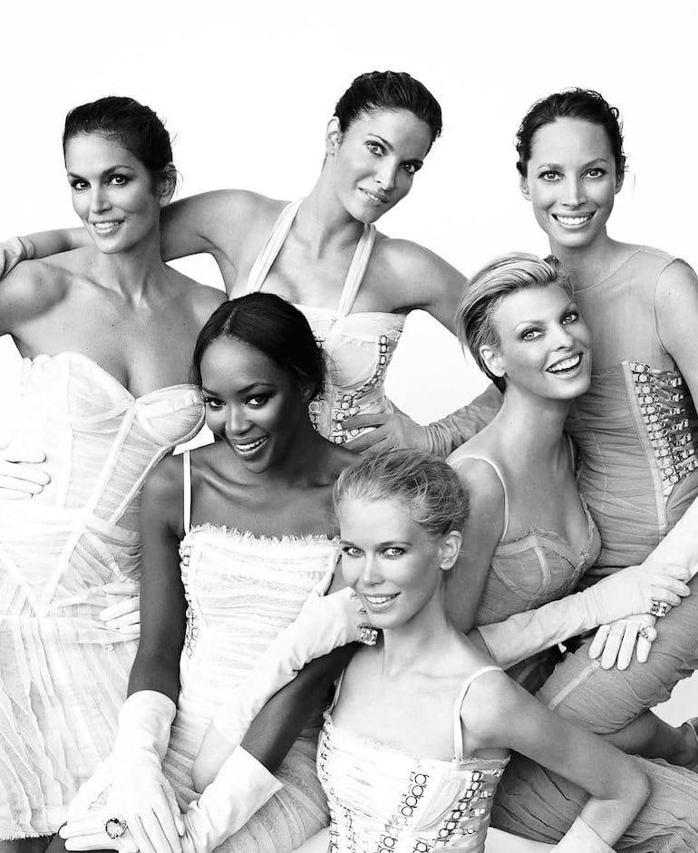 Cindy Crawford, Claudia Schiffer y Naomi Campbell junto a otras supermodelos de la década del 90. (Instagram/Claudia Schiffer)
