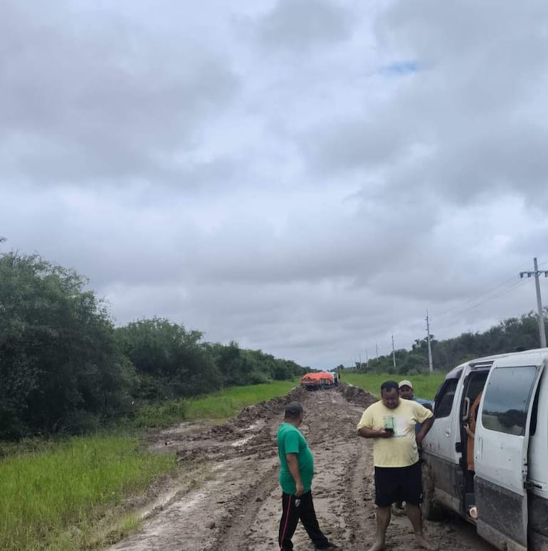 Se complica la situacion de los precarios caminos, zona de Fuerte Olimpo.