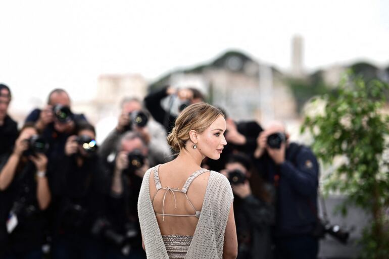 La actriz estadounidense Jennifer Lawrence posa durante un photocall de la película "Bread and Roses" en la 76ª edición del Festival de Cine de Cannes, en el sur de Francia, el 21 de mayo de 2023