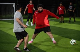 Participantes del programa de pérdida de peso “Man vs Fat Soccer” juegan un partido de fútbol en Houston, Texas, el 5 de mayo de 2026.