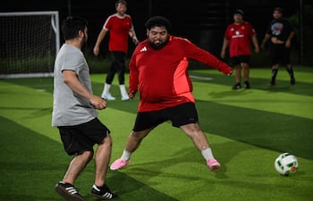 Participantes del programa de pérdida de peso “Man vs Fat Soccer” juegan un partido de fútbol en Houston, Texas, el 5 de mayo de 2026.