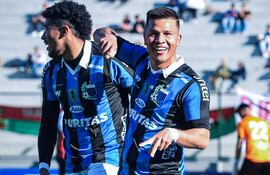 Hugo Quintana (d) le dio ayer la victoria al Liverpool de Uruguay.