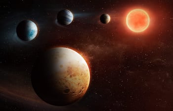 LHS 1903 es una pequeña estrella enana roja de tipo M, más fría y menos brillante que nuestro Sol, situada a unos 120 años luz de nosotros, y orbitada por cuatro planetas: el primero y más cercano a ella es rocoso, y los otros dos, gaseosos.