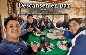 Cinco hombres sonríen en un comedor, mostrando gestos de aprobación mientras comparten un almuerzo en homenaje.