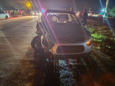 El vehículo que embistió a la motocicleta que le habría salido al paso.