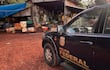 Vehículo de la Policía Federal con logotipo visible, estacionado junto a un galpón de madera en un entorno rural.