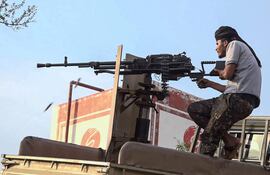 Un miembro de las fuerzas gubernamentales de Yemen durante un combate con hutíes en el oeste de la provincia de Taiz.