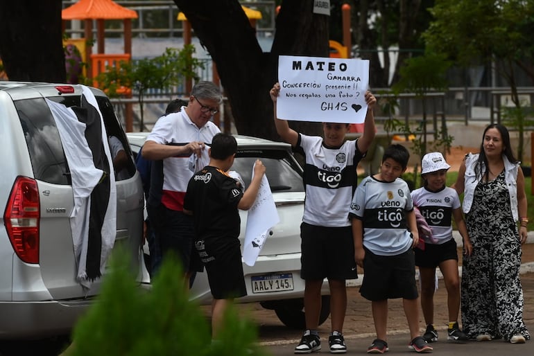 Mateo Gamarra, jugador de Olimpia, recibió a los hinchas en el hotel de concentración en Pedro Juan Caballero en la previa del partido ante 2 de Mayo por la segunda fecha del torneo Apertura 2026 de la Primera División de Paraguay.