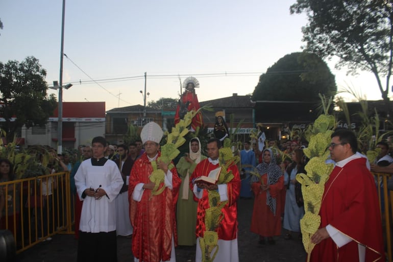 La ceremonia, entre oración y cantos, congregó a una importante cantidad de personas que vivieron un momento de fe y reflexión en el inicio de la Semana Santa.