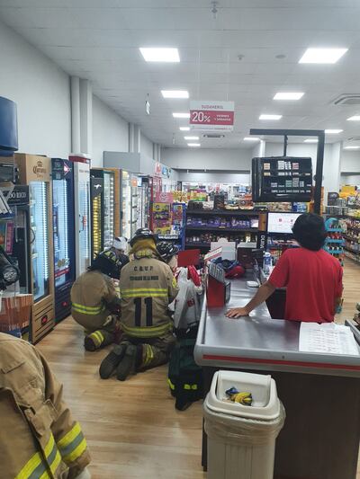 Bomberos asistiendo al sitio del asalto.