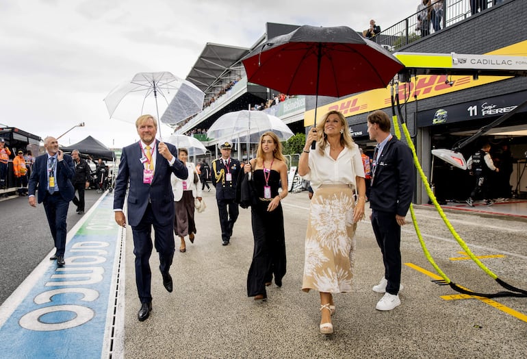 El rey Guillermo Alejandro de los Países Bajos, la princesa Alexia y la reina Máxima caminan por el "pit lane" antes del Gran Premio de los Países Bajos de Fórmula 1, en el circuito de Zandvoort. (EFE/EPA/Remko de Waal)
