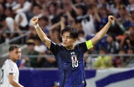 Takefusa Kubo de Japón celebra tras marcar un gol durante el partido de clasificación para la Copa Mundial de la FIFA 2026 entre Japón e Indonesia en Suita, Osaka, Japón.