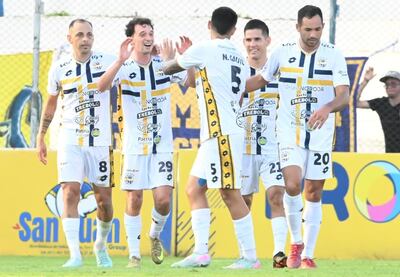 Festejo del gol de Tomás Rayer (29), el primero del Sportivo Trinidense contra el Sportivo Luqueño en Itauguá.