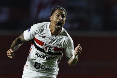 Luciano da Rocha Neves (33 años) festeja su gol, el primero de São Paulo contra Bolívar.