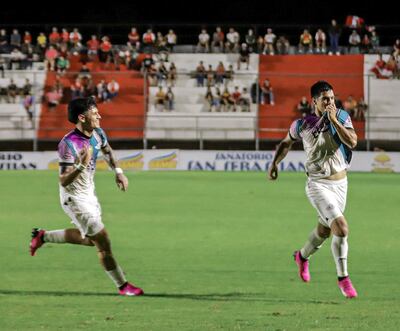 Iván Ramírez corre para celebrar tras anotar el primer gol de Libertad. Lo persigue Matías Espinoza.