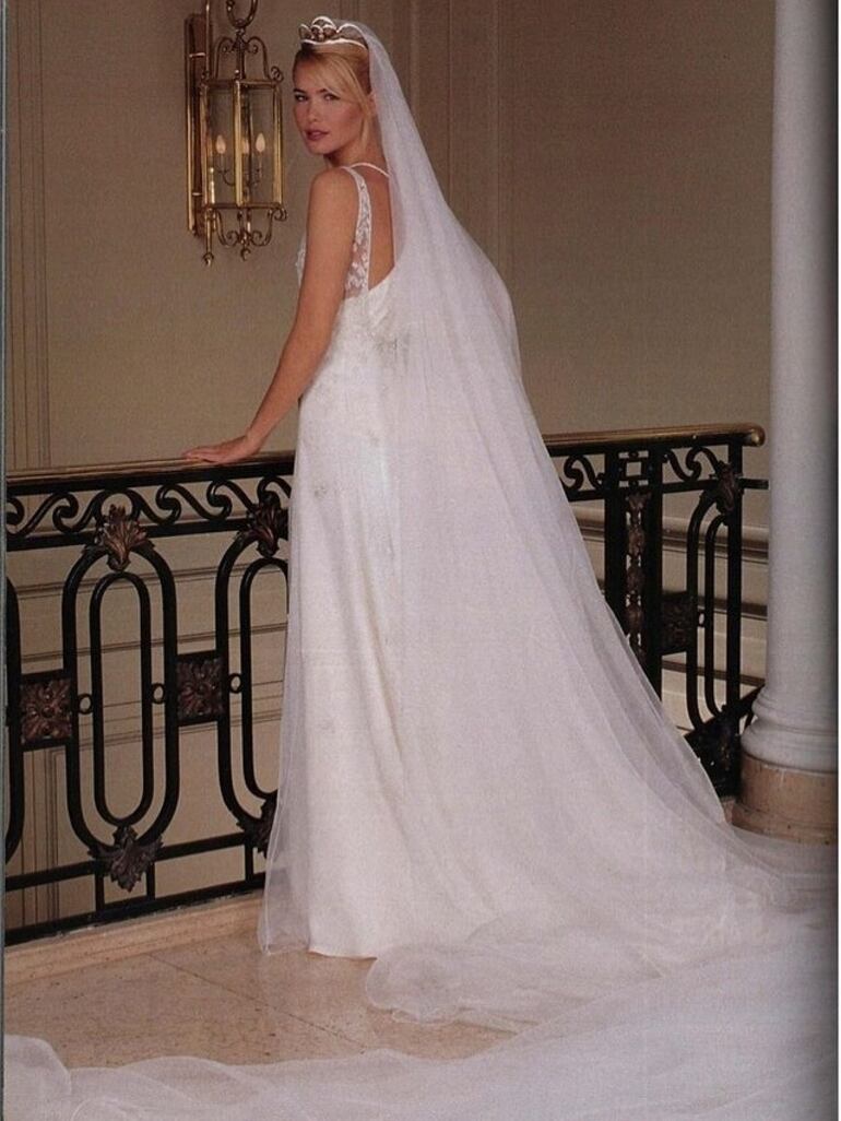 Ante más de 1.200 invitados en una ceremonia televisada, la supermodelo argentina, Valeria Mazza, contrajo nupcias en 1998 con un imponente vestido diseñado por su gran amigo Giorgio Armani. 