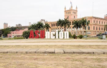 Sin pasto y descuidado el sitio de la Costanera en donde están las letras corpóreas de Asunción.