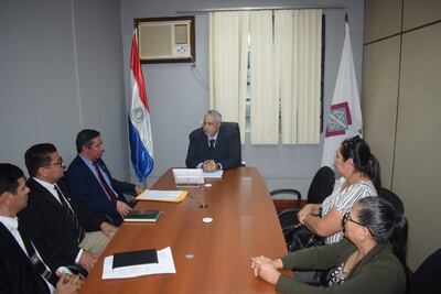 El fiscal adjunto Jorge Sosa (centro), en reunión con abogados de Hernandarias.