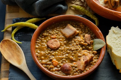 Cazuela de lentejas con chorizo al estilo español.