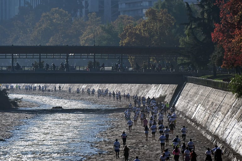 Corredores participan en una carrera a lo largo de las riberas del río Mapocho en Santiago el 17 de mayo de 2026.
