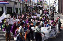 Unas 200, niñas, niños y adolescentes protestaron en Asunción contra el abuso sexual y la violencia infantil, a 20 años del crimen de Felicita Estigarribia.
