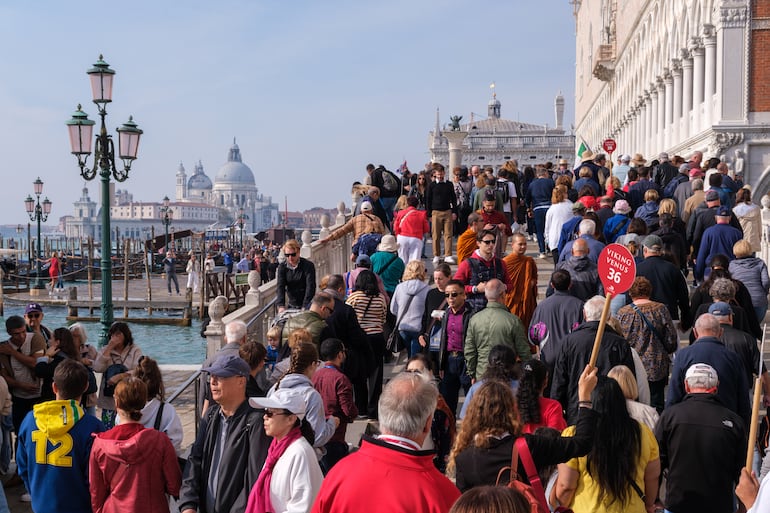 Gran cantidad de turistas en Venecia, Italia.