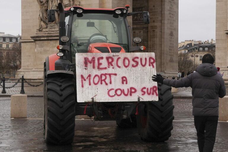 PARÍS (FRANCIA), 08/01/2026.- Un tractor aparcado junto al Arco del Triunfo de París, este jueves, durante una protesta protagonizada por un centenar de tractores que consiguieron entrar en la noche del miércoles en la capital francesa para protestar por el acuerdo de la Unión Europea con Mercosur y por la gestión de la crisis de la dermatosis nodular contagiosa (DNC). EFE/ Edgar Sapiña Manchado
