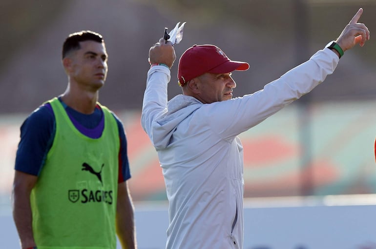 El seleccionador de Portugal Robert Martínez (d) y Cristiano Ronaldo participan en un entrenamiento este sábado, en Palm Beach, Florida (Estados Unidos).