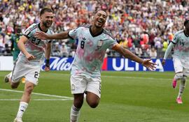 Youri Tielemans (#8) de Bélgica, el jugador del partido, celebra el gol que les dio la victoria en el Lumen Field, de Seattle, en EE.UU.